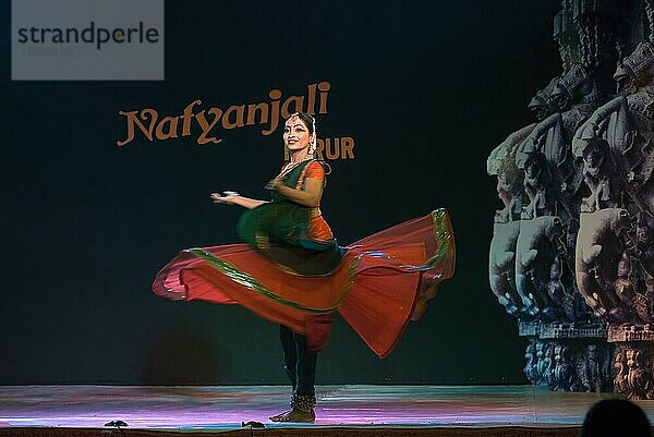 Kathak-Tanz beim Natiyanjali-Festival im Perur-Tempel  Tamil Nadu  Indien  Asien