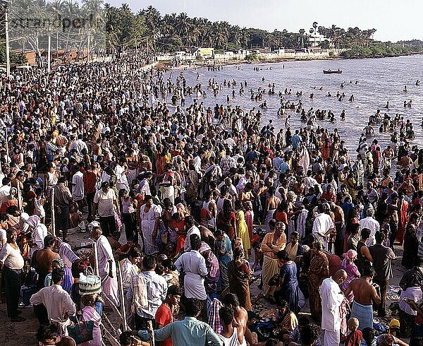 Am Neumondtag  dem Aadi Amavasya Tag  tauchten Lakhs von Anhängern in Agni Theertham in Rameswaram am Golf von Bengalen in Tamil Nadu  Indien  ein  Asien