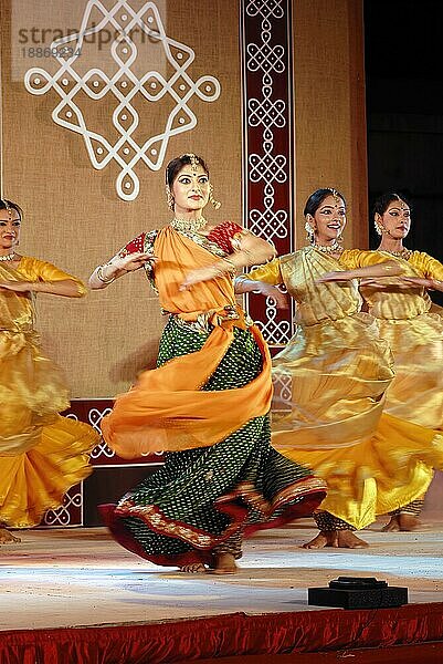 Kathak-Tanz beim Natiyanjali-Festival im Perur-Tempel  Tamil Nadu  Indien  Asien