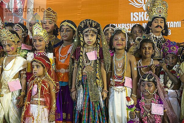 Als Lord Krishna verkleidete Kinder beim Janmashtami Krishna Jayanthi Festival in Iskcon in Coimbatore  Tamil Nadu  Südindien  Indien  Asien