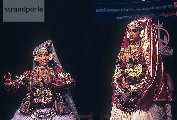 Minukku strahlende Charaktere die weiblichen Charaktere werden auch von Männern im Kathakali-Tanz  Kerala Kalamandalam in Cheruthuruthy oder Vallathol Nagar  Kerala  Südindien  Indien aufgeführt