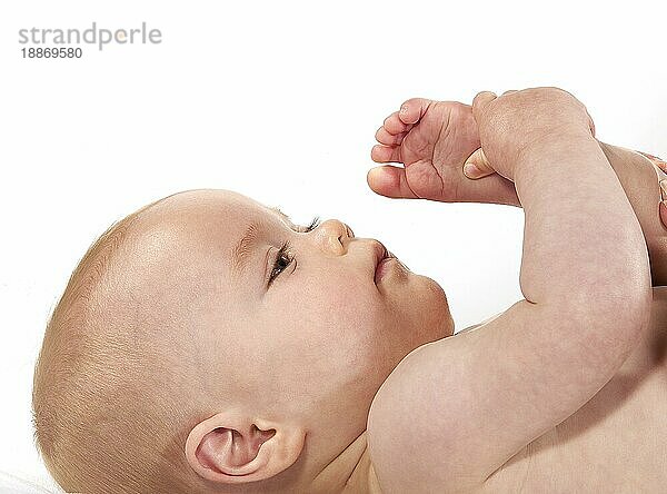 Baby Boy gegen weißen Hintergrund