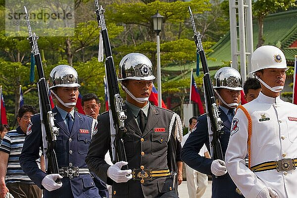 Wachsoldaten am Erinnerungsdenkmal  Taipeh  Taiwan  Asien
