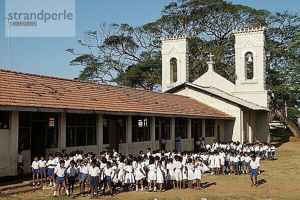 Kinder vor Schule  Negombo  Sri Lanka  Schulkinder  Asien