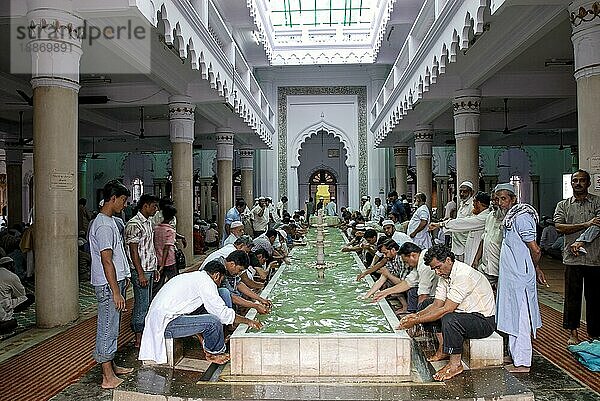 Rituelle Waschung am Pool vor dem Namaz Die Jamia Masjid in Bengaluru Bangalore  Karnataka  Südindien  Indien  Asien