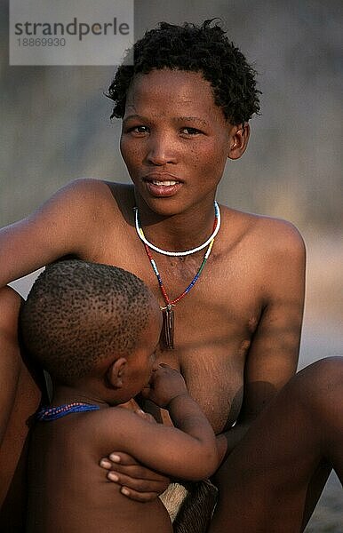 Bushman woman with child  africa  San  Buschmänner  Bushmen  Menschen  people portfolio_menschen  Kalahari  Namibia  Buschmann-Frau mit Kind  Afrika