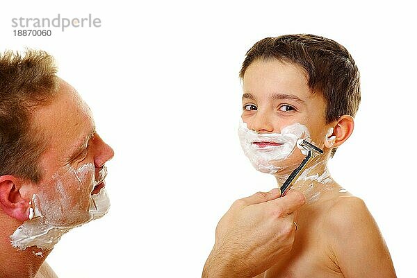 Vater und Sohn mit Rasierschaum im Gesicht  Schaum  rasieren  Nassrasierer  seitlich