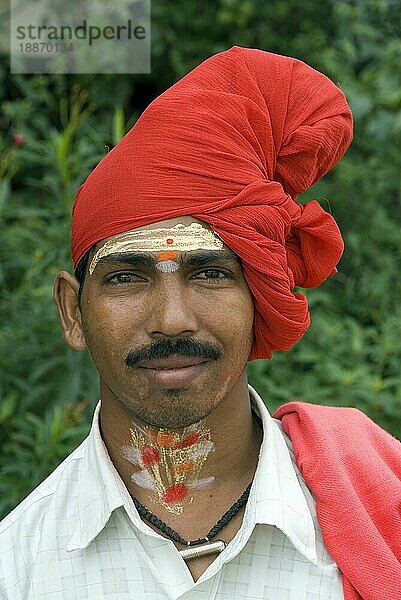 Ein Astrologe posiert mit einem roten Turban  Tamil Nadu  Indien  Asien