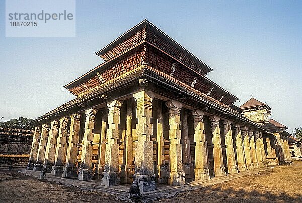 Tausend Säulen Saavira Kambada Basadi Jain-Tempel aus dem 15. Jahrhundert in Moodabidri  Karnataka  Südindien  Indien  Asien