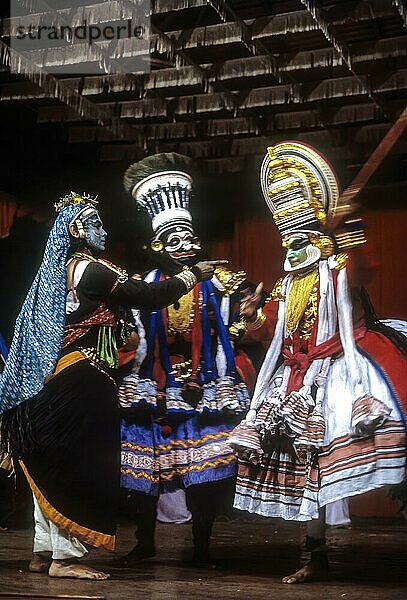 Kathakali Geschichte spielen Hauptform des klassischen indischen Tanzes in Kerala Kalamandalam  Cheruthuruthy nahe Soranur  Kerala  Südindien  Indien  Asien