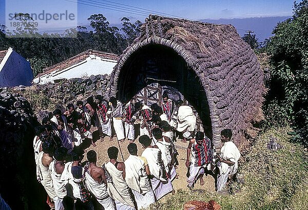 Toda-Stammesangehörige feiern das Modhweth-Fest im Muthanad-Mund-Tempel  Nilgiris  Ooty Udhagamandalam  Tamil Nadu  Südindien  Indien  Asien