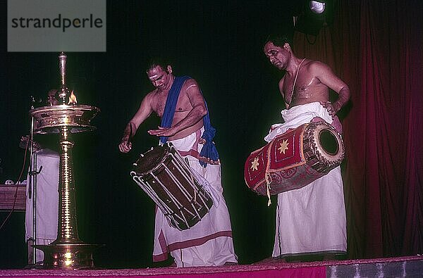 Melappadam oder Hintergrundmusik vor Kathakali in Kerala Kalamandalam Koothambalam Tempeltheater in Cheruthuruthy bei Soranur  Kerala  Südindien  Indien  Asien