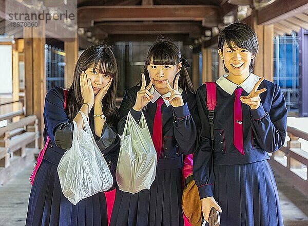 Kyoto Japan. Studenten beim Besuch des Chion-in-Tempels