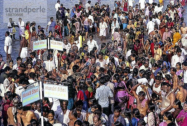 Menschen versammeln sich  um während des Mahamakham Festes in Kumbakonam  Tamil Nadu  Indien  ein Bad in Biodhini und Kruruthi Theerthams (sacrad Wasser) zu nehmen  Asien