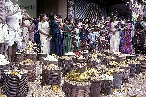 Para opfert der Gottheit einen Topf mit Reis beim Pooram-Fest Thrissur Trichur  Kerala  Südindien  Indien  Asien