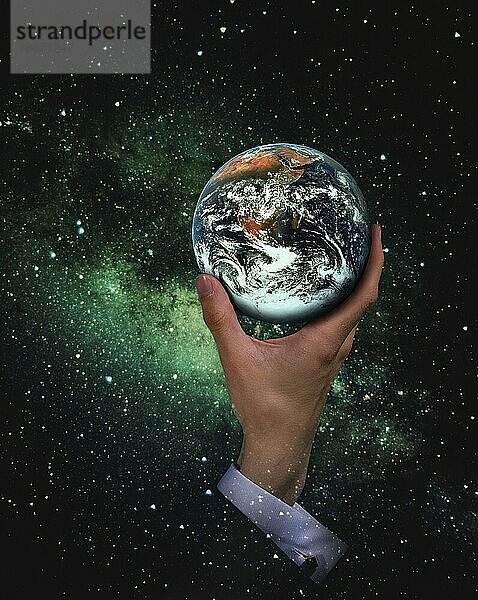 Die Hand des Menschen reicht der Erde die Hand