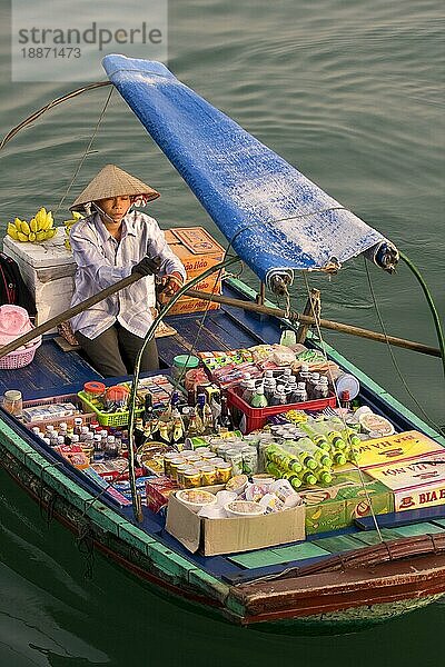 Schwimmender Markt  Händlerin in Boot mit Lebensmitteln  Halong-Bucht  Golf von Tonkin  Vietnam  Asien