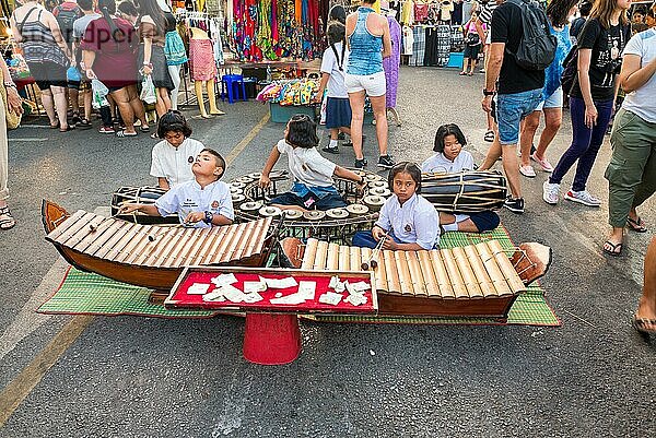 Traditionelle Musik auf der Straße des wöchentlichen Krabi Walking Street Night Market