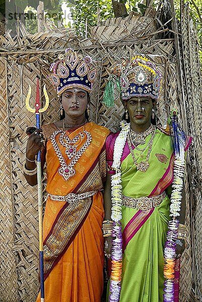 Das Bild der Männer gekleidet als Göttin Göttin Parvathi und Meenakshi in Dasara Dussera Dusera Festival in Kulasai Kulasekharapatnam in der Nähe von Tiruchendur  Tamil Nadu  Südindien  Indien  Asien