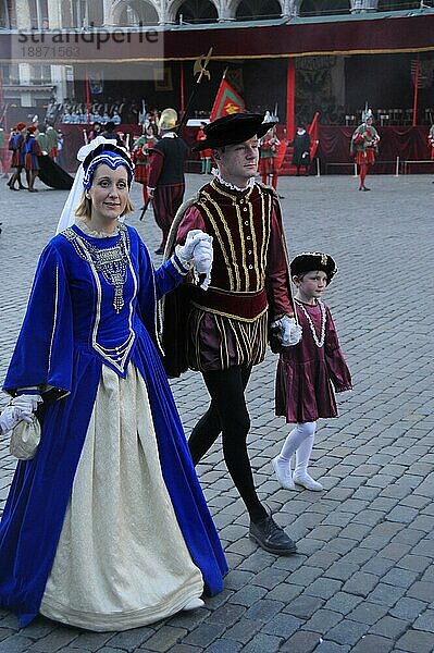 Menschen in historischen Kostümen  Umzug 'Ommegang'  Brüssel  Belgien  Europa