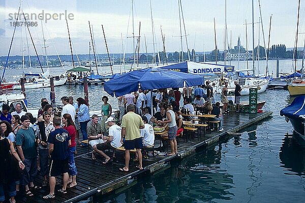 Besucher beim Seenachtsfest im Hafen  Konstanz  Bodensee  Baden-Württemberg  Deutschland  Europa