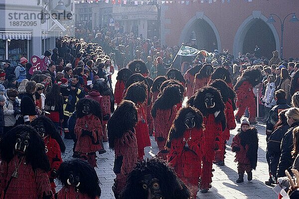 Menschen in Karnevalskostümen beim Karnevalumzug  Ravensburg  Baden-Württemberg  Deutschland  Fastnacht  Europa