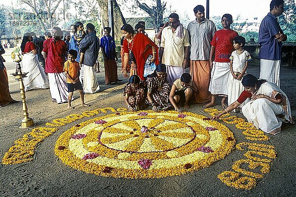 Aththapoovu oder Blumenschmuck während des Onam Festes vor dem Bhagavati Tempel in Kodungallur  Kerala  Südindien  Indien  Asien