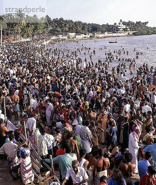 Am Neumondtag  dem Aadi Amavasya Tag  tauchten Lakhs von Anhängern in Agni Theertham in Rameswaram am Golf von Bengalen in Tamil Nadu  Indien  ein  Asien