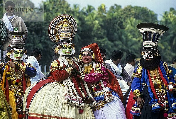 Kathakali Tänzer in Aranmula Bootsrennen Prozession während der Onam Feierlichkeiten  Kerala  Südindien  Indien  Asien