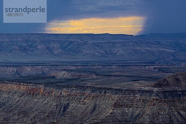 Letztes Abendlicht im Fish River Canyon in Namibia  evening light at fish river canyon