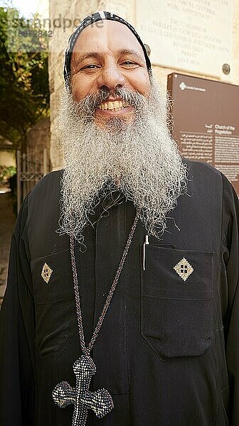 Jerusalem Israel. Porträt eines lächelnden Priesters in der Altstadt