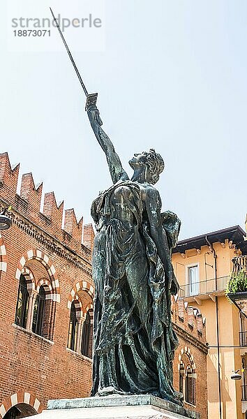 VERONA  ITALIEN 3. JUNI: Skulptur auf der Piazza delle Erbe im historischen Zentrum von Verona  Italien 3. Juni 2015. Verona ist berühmt für sein antikes Amphitheater  das in der Antike mehr als 30.000 Zuschauer fassen konnte. Foto aufgenommen auf der Piazza Delle Erbe