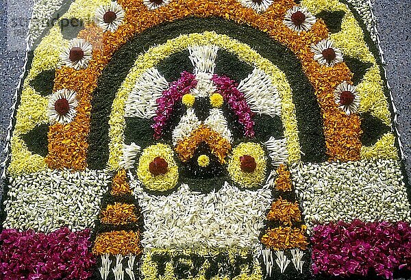 Blumenschmuck beim Onam-Fest  Kerala  Südindien  Indien  Asien