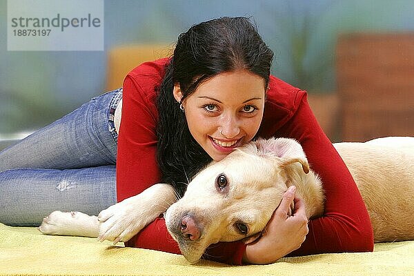 Frau mit Labrador-Retriever