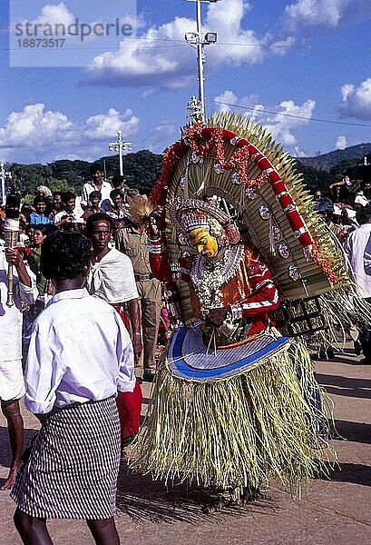 Theyyam Tänzerin beim Athachamayam Fest in Thripunithura während Onam in der Nähe von Ernakulam  Kerala  Südindien  Indien. Tempel  Ritual