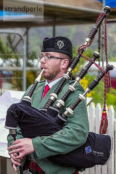 GLENFINNAN  LOCHABER/SCHOTTLAND - 19. MAI : Piper von der Lochaber Pipe Band in Glenfinnan in den schottischen Highlands am 19. Mai 2011. Nicht identifizierter Mann