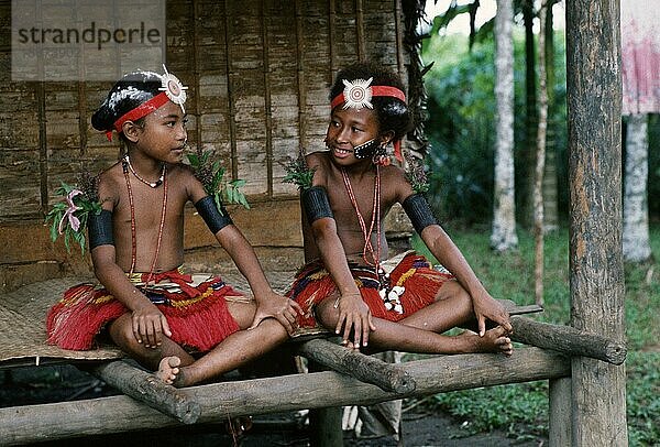 Jungen in traditioneller Kleidung  Trobriand-Inseln  Papua-Neuguinea  Ozeanien
