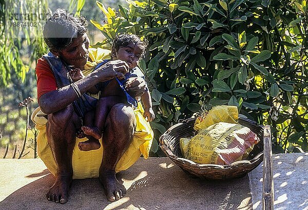Stammesangehörige Frau mit Kind im Araku-Tal in Visakhapatnam Vizag  Andhra Pradesh  Indien  Asien