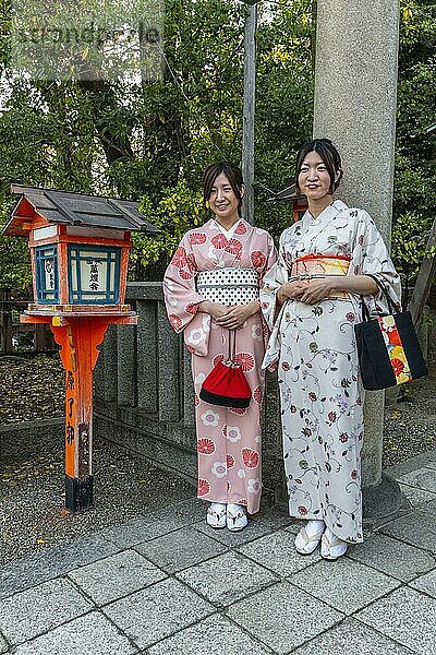 Kyoto  Japan. Zwei Frauen im traditionellen Kimono-Kleid
