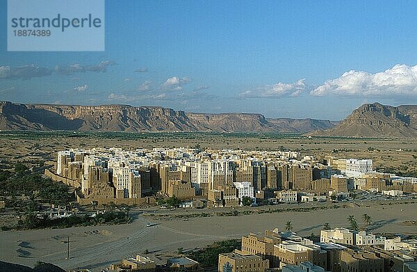 Blick auf Lehmhaus-Stadt Shibam  Wadi Hadramaut  Jemen  Asien
