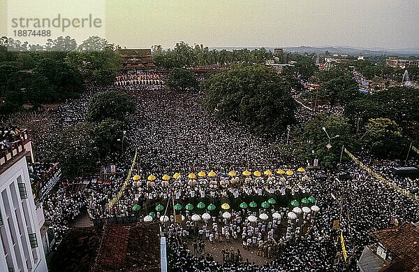 Zuschauer versammeln sich zu Hunderten  um das Pooram-Festival in Thrissur Trichur  Kerala  Südindien  Indien zu erleben