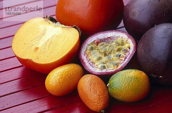 Verschiedene exotische Früchte  Kaki  Maracuja  Kumquat  Passionsfrucht  Sharonfrucht