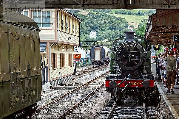 KINGSWEAR  DEVON  UK - 28. JULI : Dampflokomotive 4277 BR GWR 4200 Class 2-8-0T Tank Engine in Kingswear Devon am 28. Juli 2012. Nicht identifizierte Personen