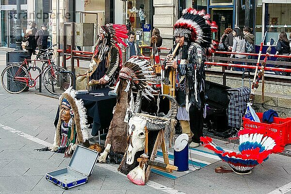 Als Indianer verkleidete Straßenmusiker musizieren in Mailand