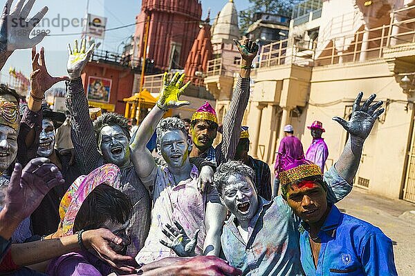 Holi Festival  indisches Frühlingsfest  traditionelles Fest der Farben  Stadtansicht von Varanasi  Uttar Pradesh  Indien  Asien