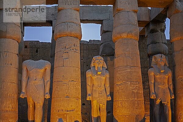 Statuen im Luxortempel am Abend