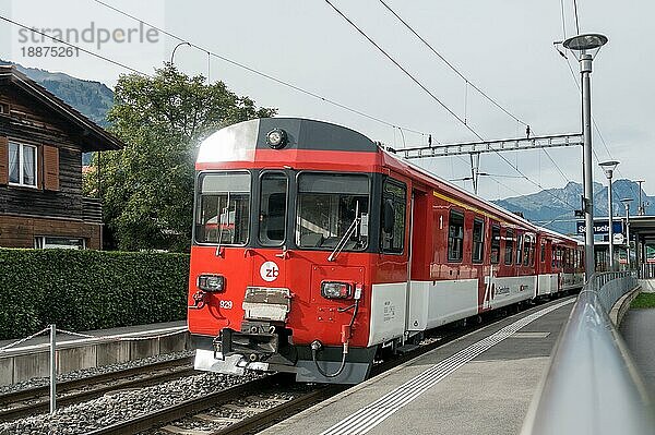 Ein Zug im Bahnhof Sachseln in Obwalden in der Schweiz