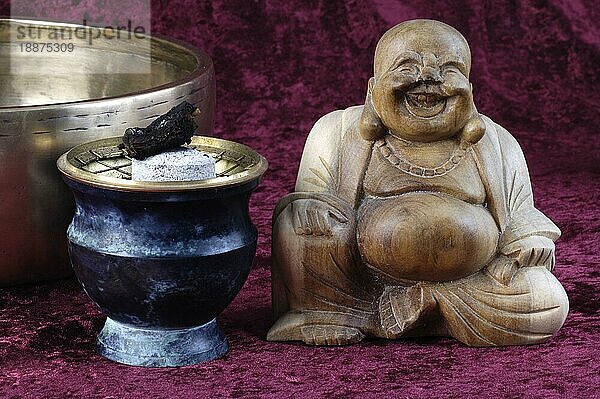 Figure of Laughing Buddha and censer  Lachender Buddha-Figur  Räuchergefäß und Klangschale  Räuchergefäß  innen  Studio  indoor