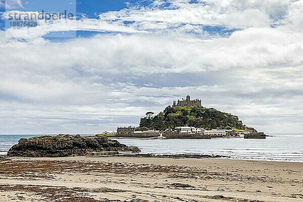 Blick auf den St. Michaels Mount in der Nähe von Marazion  Cornwall  am 11. Mai 2021. Zwei nicht identifizierte Personen  MARAZION  CORNWALL  Großbritannien  Europa