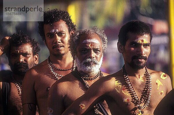 Ayyappan Anhänger in einer Warteschlange  Sabarimala  Kerala  Südindien  Indien  Asien